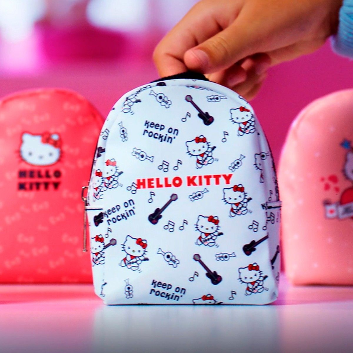 Колекційна сумка-сюрприз HELLO KITTY – ПРИЄМНІ ДРІБНИЧКИ (у дисплеї)