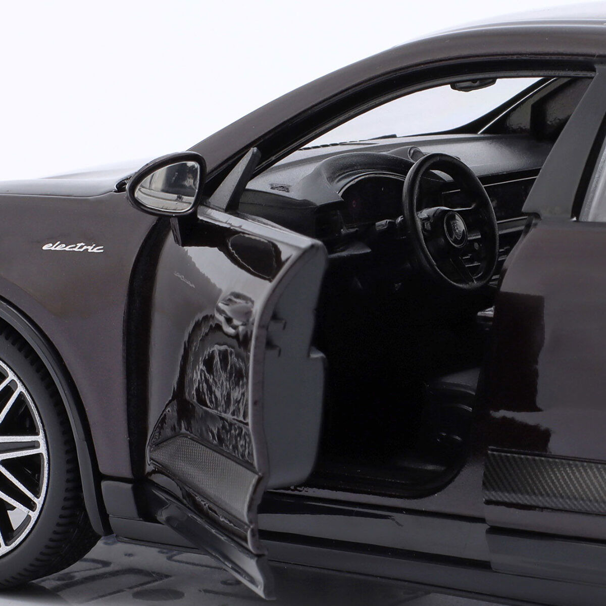 Автомодель - PORSCHE MACAN 4 ELECTRIC (чорний, 1:24)