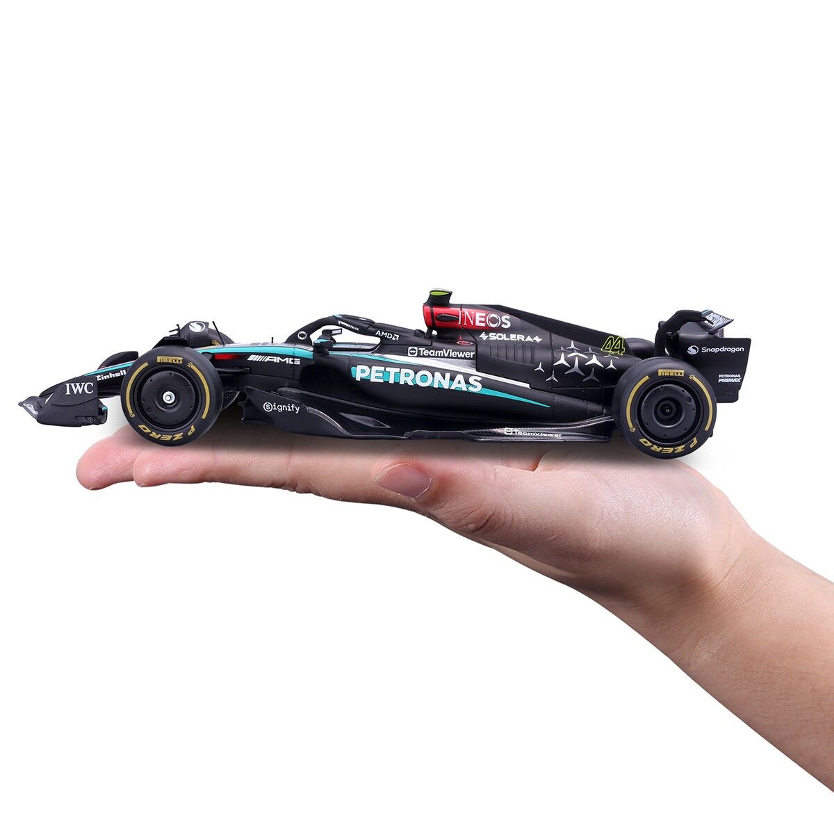 Автомодель з фігуркою – MERCEDES-AMG PETRONAS F1 W15 (2024) (1:24)