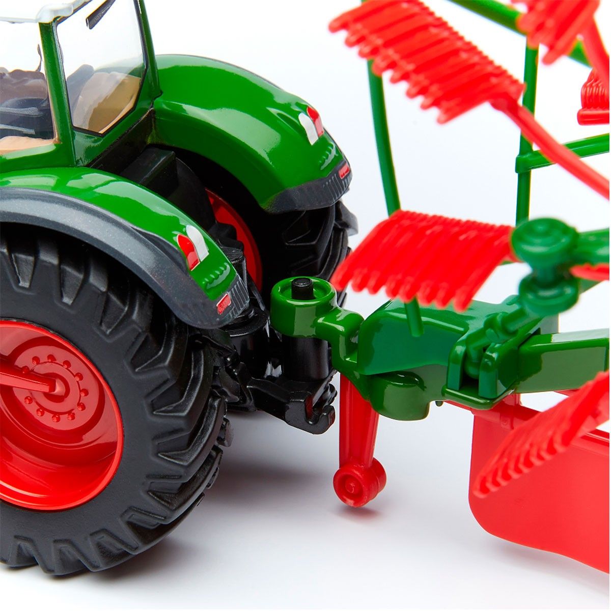Модель - ТРАКТОР FENDT 1050 VARIO з роторними валковими граблями (10 cm)