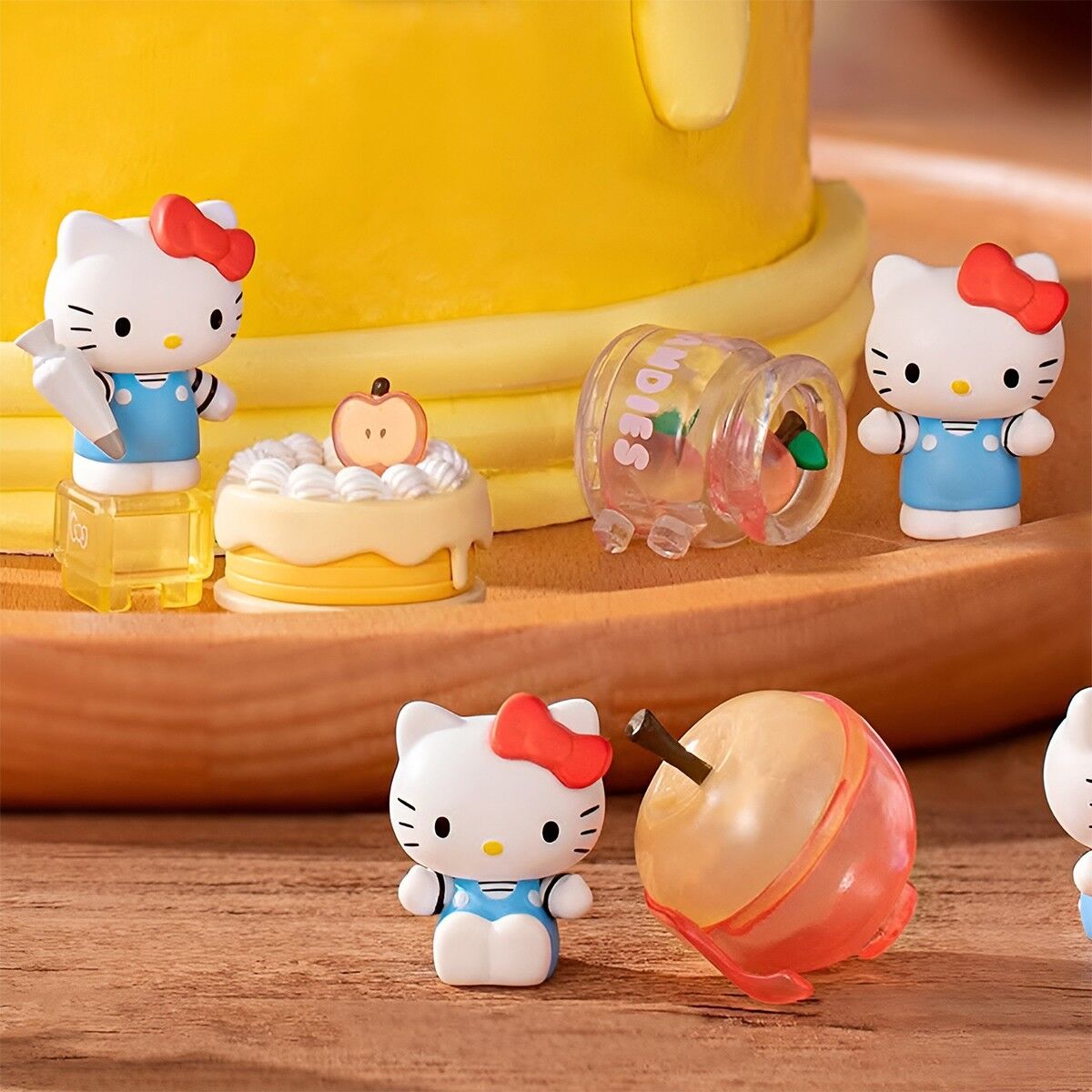 Фігурка-сюрприз POP TOP HELLO KITTY – ЯБЛУЧНИЙ ВОРКШОП  (в ас.)