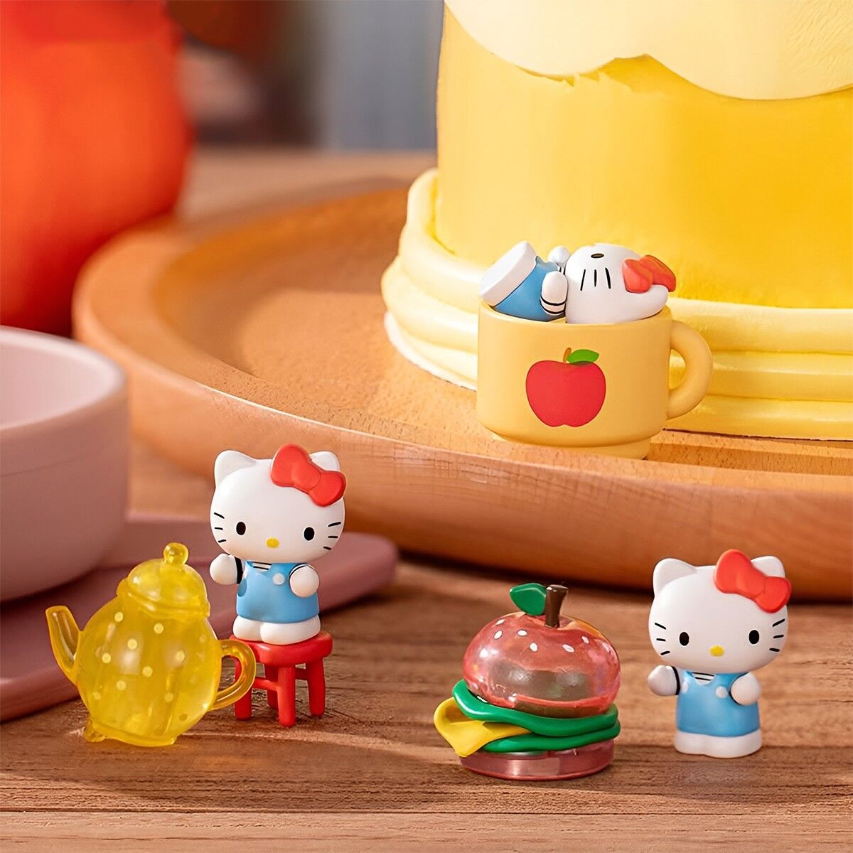Фігурка-сюрприз POP TOP HELLO KITTY – ЯБЛУЧНИЙ ВОРКШОП  (в ас.)
