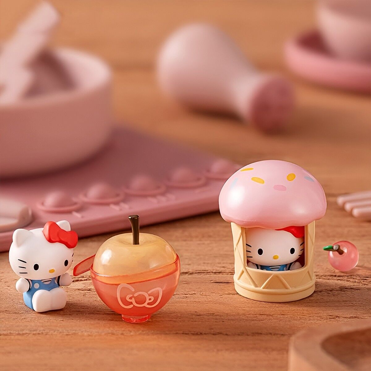 Фігурка-сюрприз POP TOP HELLO KITTY – ЯБЛУЧНИЙ ВОРКШОП  (в ас.)