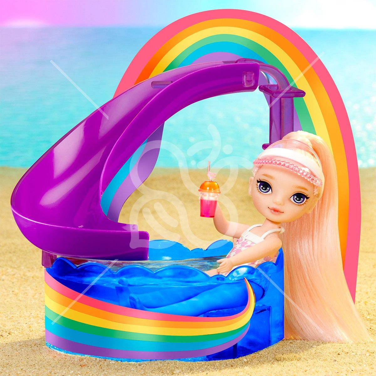 Ігровий набір з лялькою RAINBOW HIGH серії "Littles" – ВЕСЕЛКОВЕ СВЯТО В БАСЕЙНІ (з аксес.)