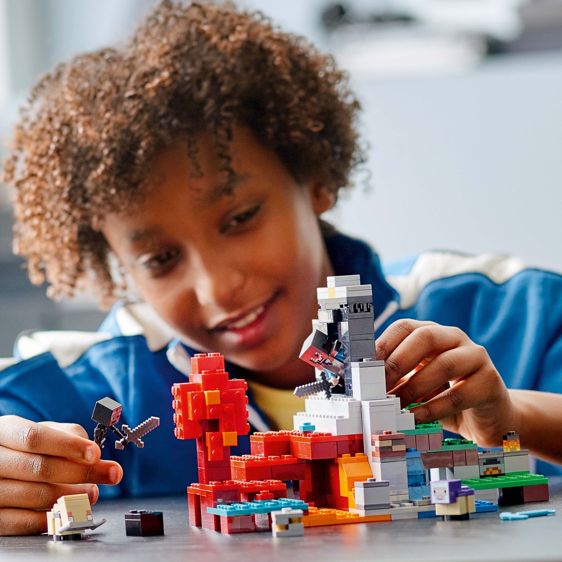 Конструктор LEGO Minecraft Зруйнований портал (21172)