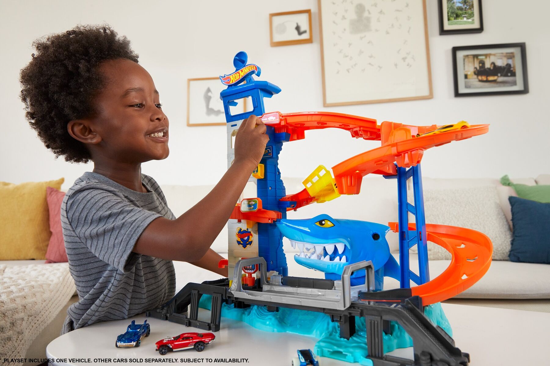 Ігровий набір Hot Wheels City Втеча від лютої акули (HDP06)