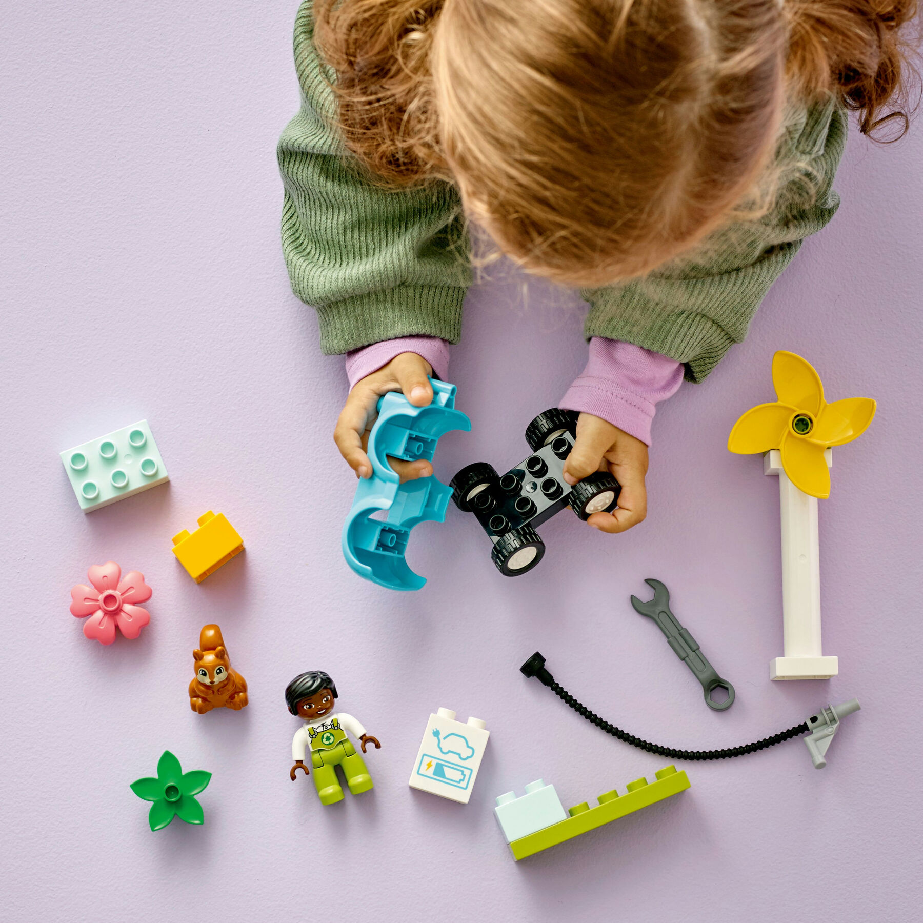 Конструктор LEGO DUPLO Вітрова турбіна та електромобіль (10985)