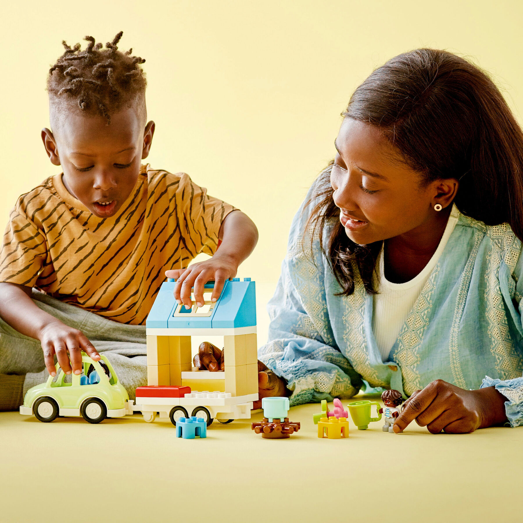 Конструктор LEGO DUPLO Сімейний будинок на колесах (10986)
