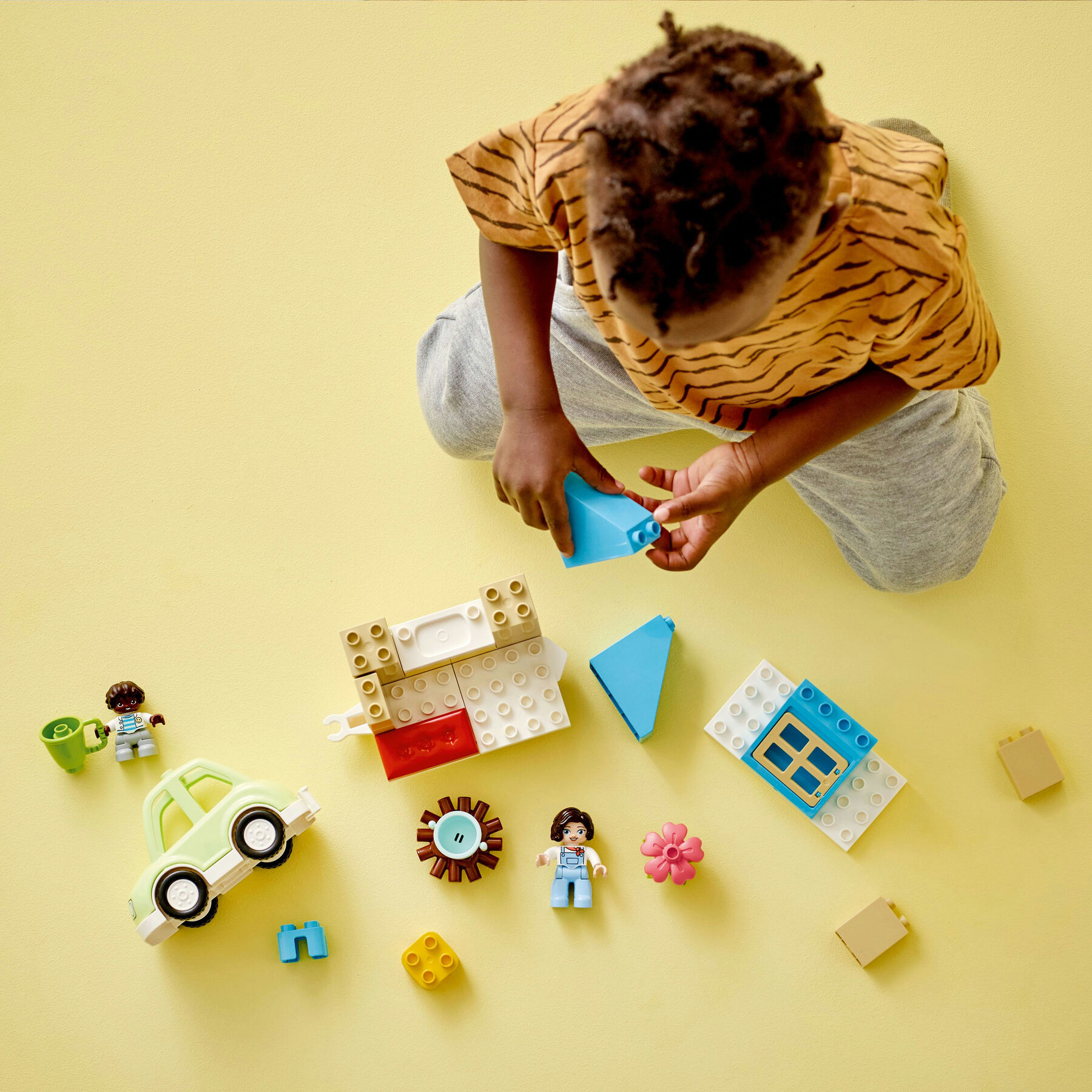 Конструктор LEGO DUPLO Сімейний будинок на колесах (10986)