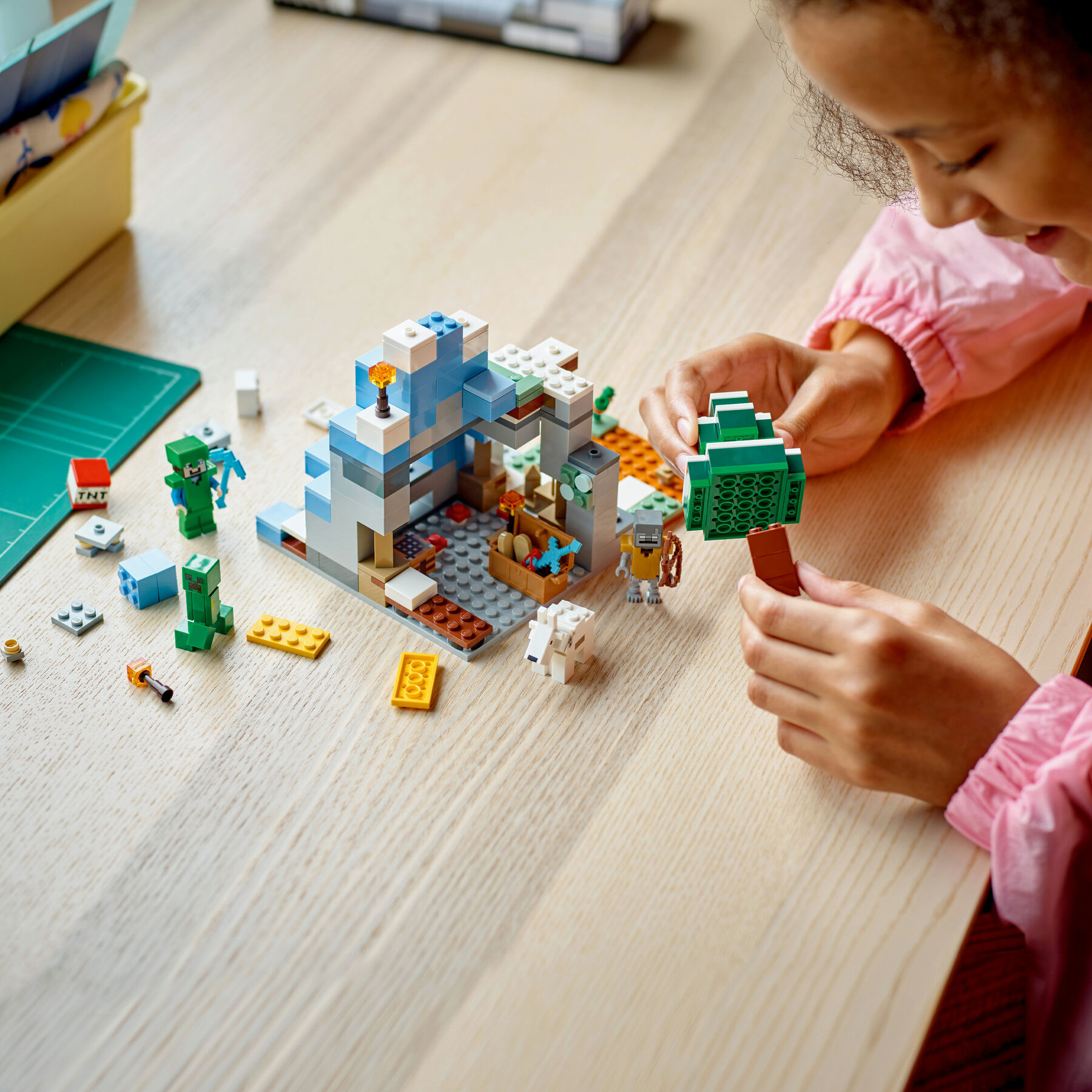 Конструктор LEGO Minecraft Замерзлі верхівки (21243)