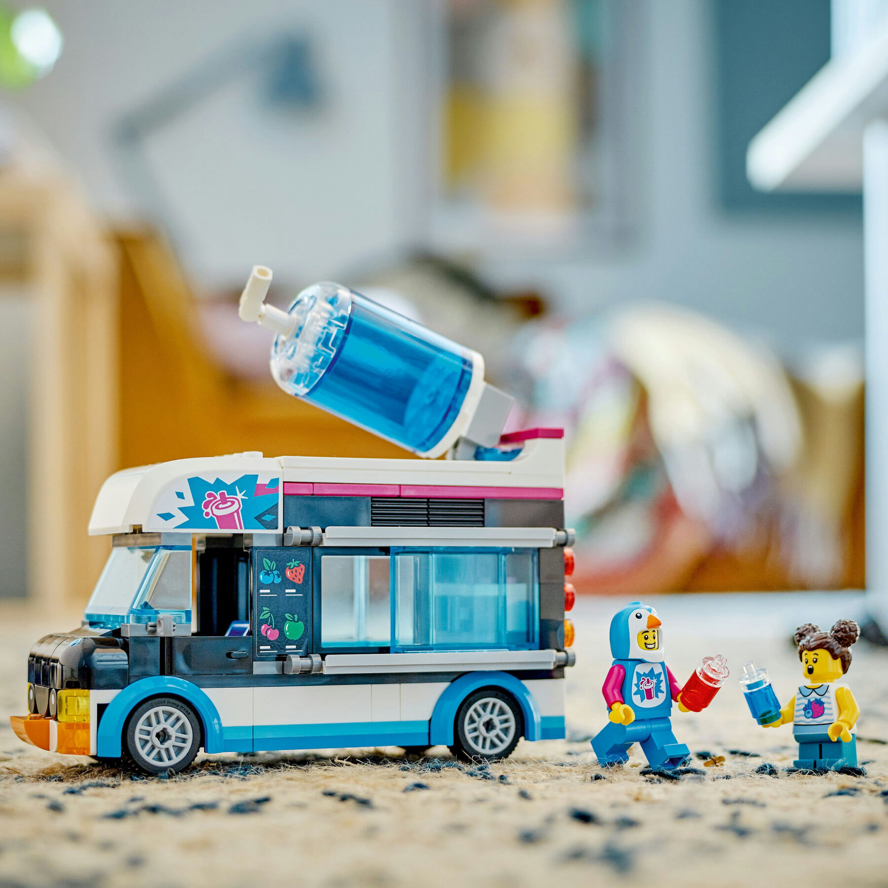 Конструктор LEGO City Веселий фургон пінгвіна (60384)