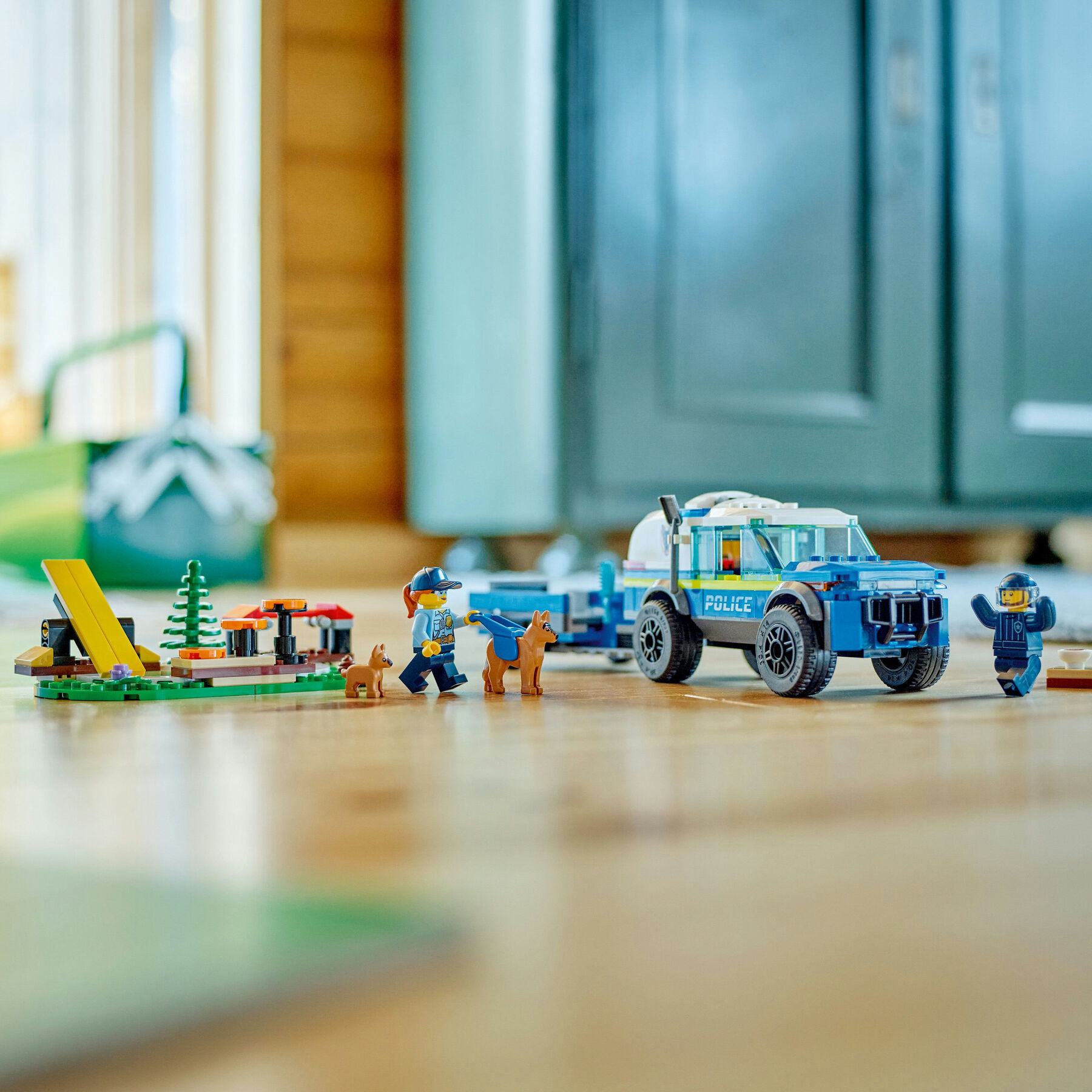 Конструктор LEGO City Мобільний майданчик для дресування поліцейських собак (60369)