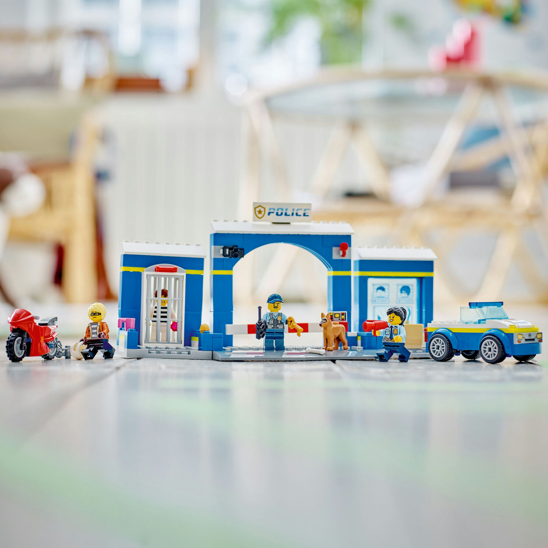 Конструктор LEGO City Переслідування на поліцейській дільниці (60370)
