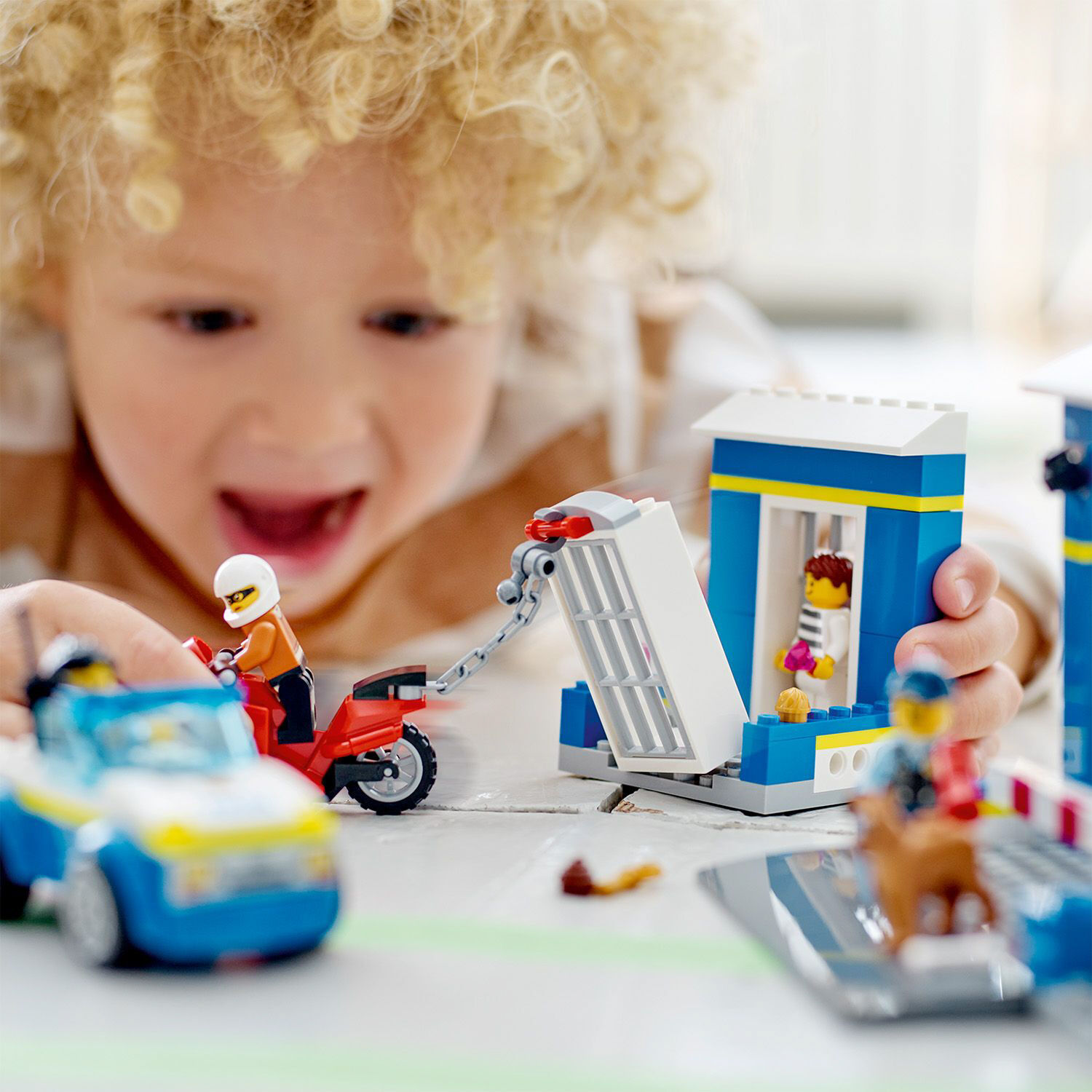 Конструктор LEGO City Переслідування на поліцейській дільниці (60370)