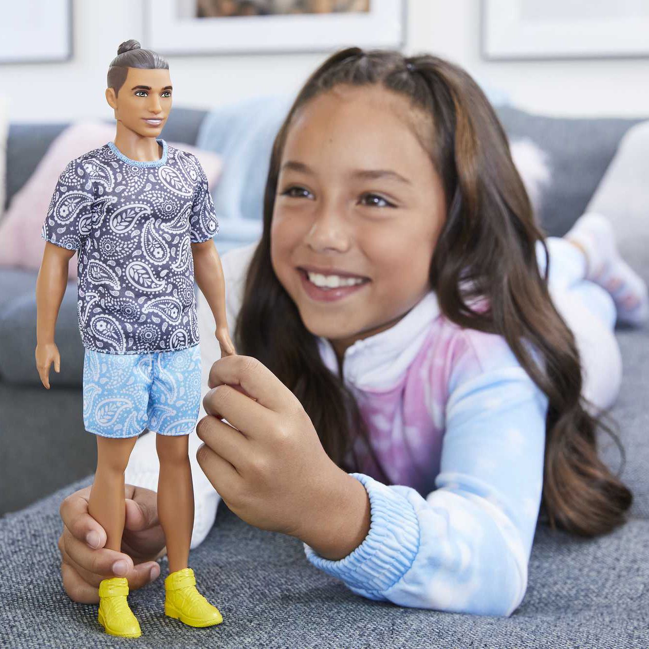 Лялька Barbie Fashionistas Кен у футболці з візерунком пейслі (HJT09)