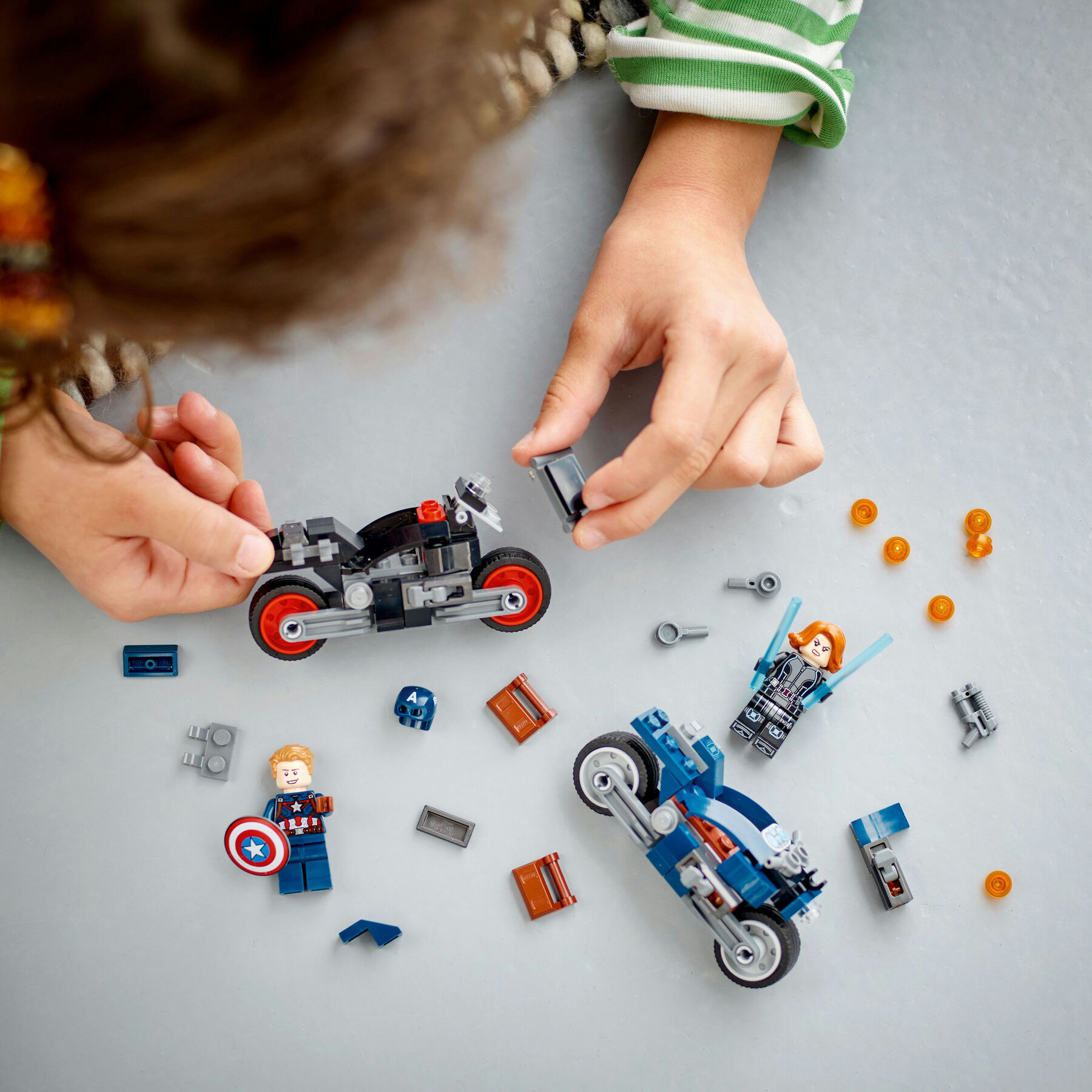 Конструктор LEGO Marvel Super Heroes Мотоцикли Чорної Вдови й Капітана Америка (76260)