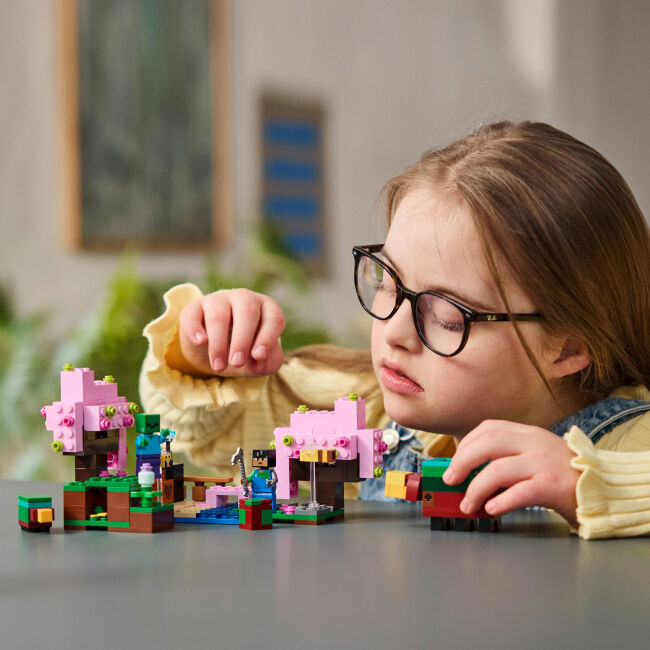 Конструктор LEGO Minecraft Квітучий вишневий сад (21260)