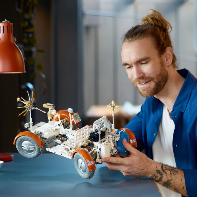 Конструктор LEGO Technic Місячний автомобіль NASA Apollo (42182)