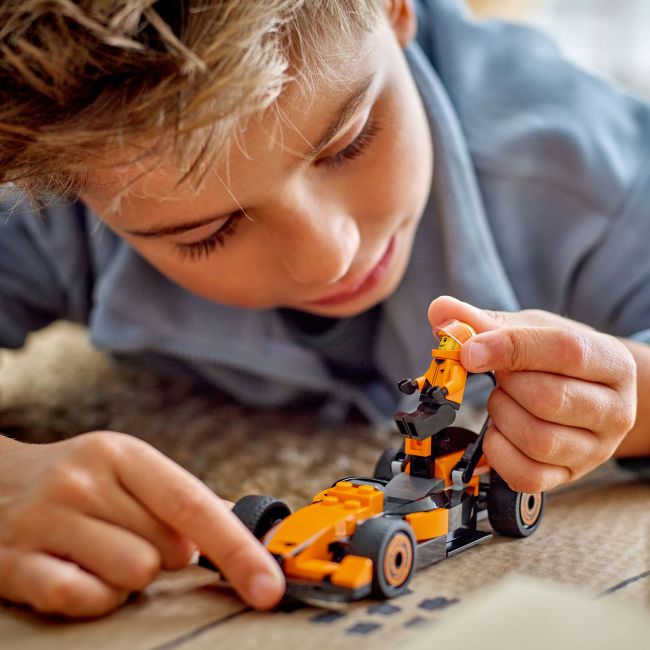 Конструктор LEGO City Пілот F1 з автомобілем для перегонів команди McLaren (60442)