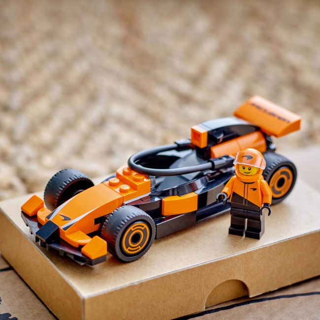 Конструктор LEGO City Пілот F1 з автомобілем для перегонів команди McLaren (60442)