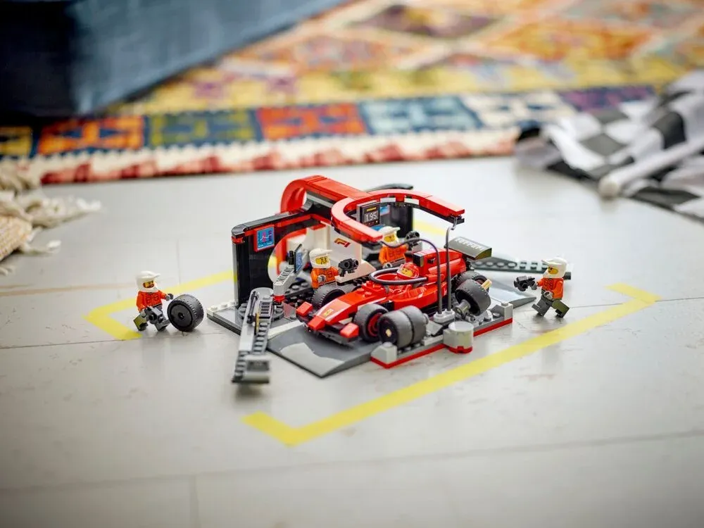 Конструктор LEGO City Піт-стоп і піт-екіпаж F1 з болідом Ferrari (60443)