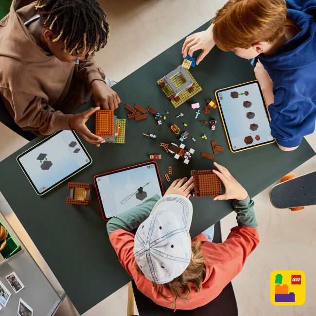 Конструктор LEGO Minecraft Аванпост розбійників та спустошувач (21278)