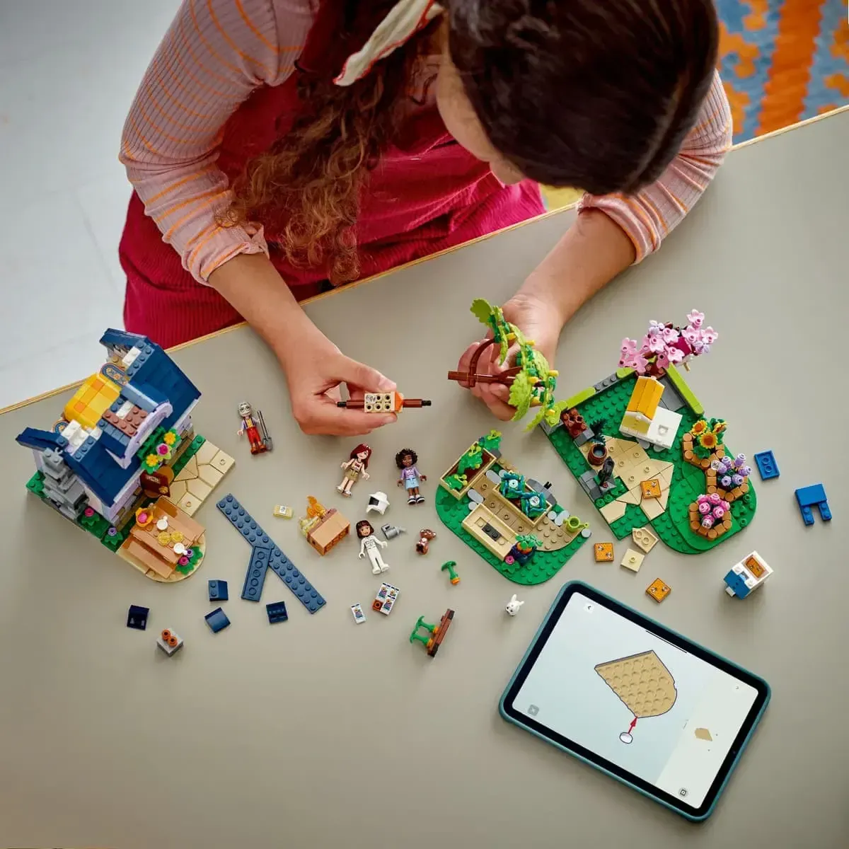 Конструктор LEGO Friends Будиночок і квітник бджолярів (42669)