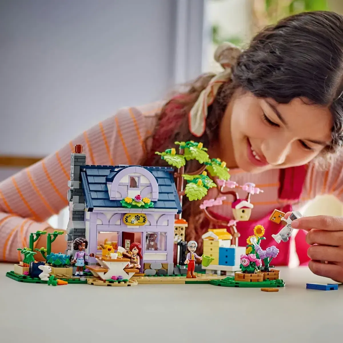 Конструктор LEGO Friends Будиночок і квітник бджолярів (42669)