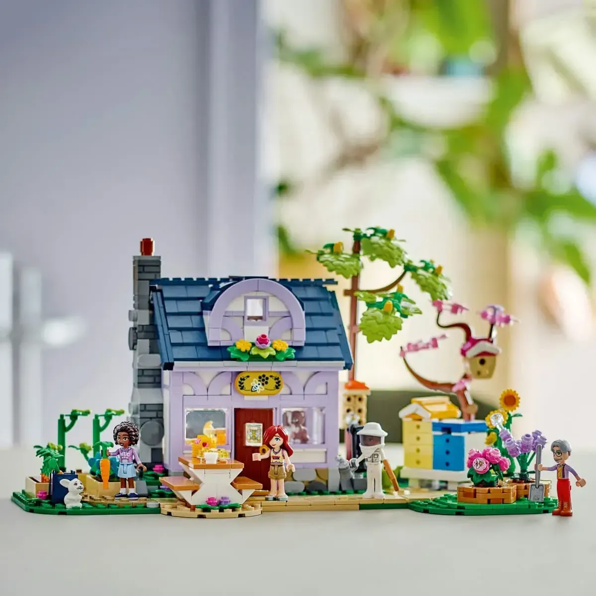 Конструктор LEGO Friends Будиночок і квітник бджолярів (42669)