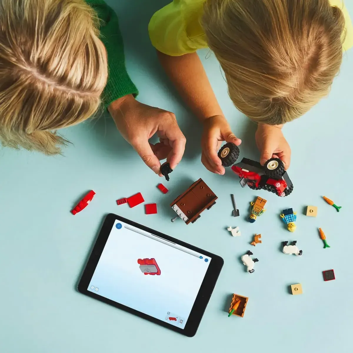 Конструктор LEGO City Червоний фермерський трактор із причепом і вівцями (60461)