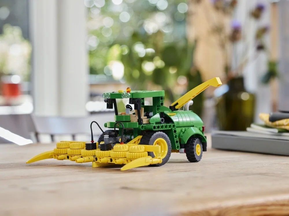 Конструктор LEGO Technic Кормозбиральний комбайн John Deere 9700 (42168)