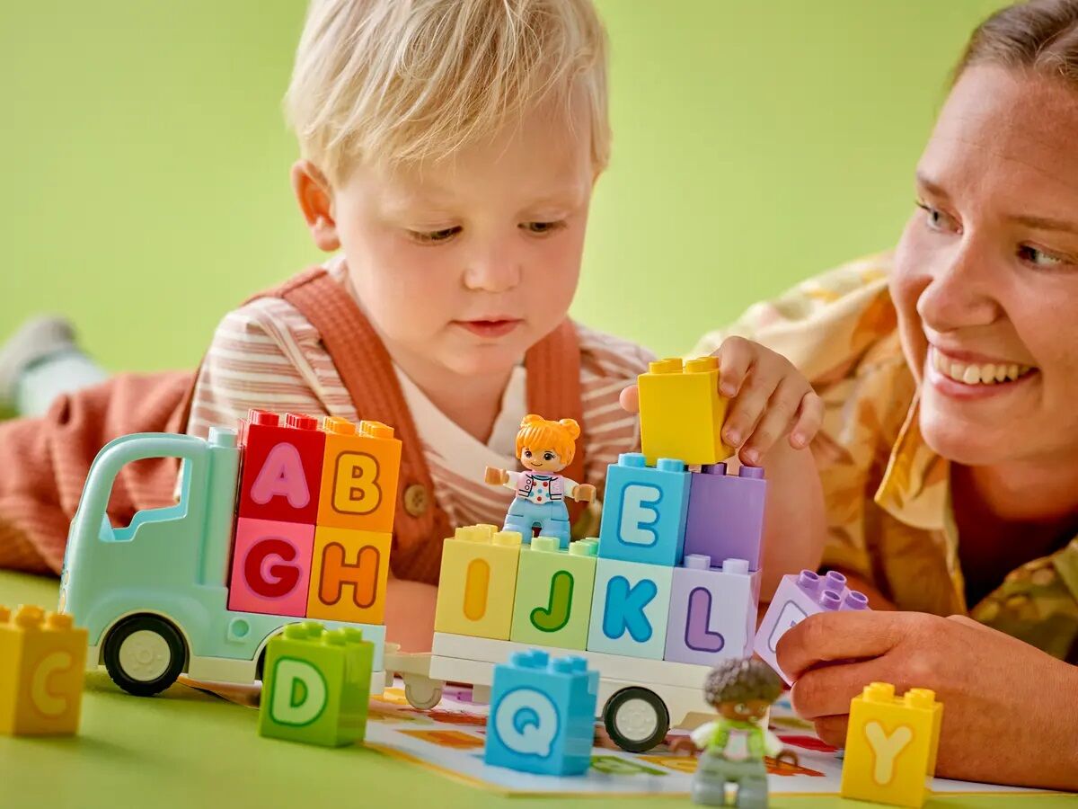 Конструктор LEGO DUPLO Town Вантажівка з абеткою (10421)