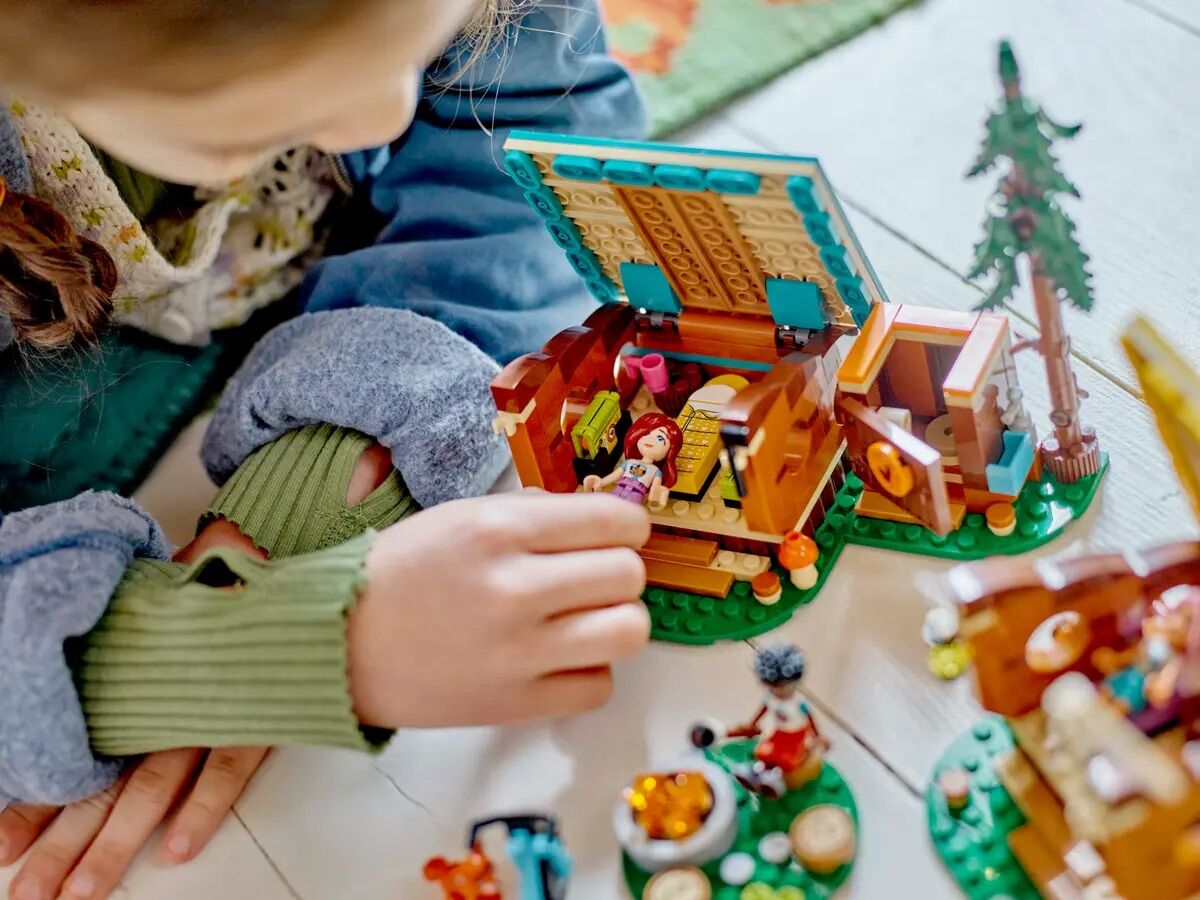 Конструктор LEGO Friends Затишні хатинки у пригодницькому таборі (42624)