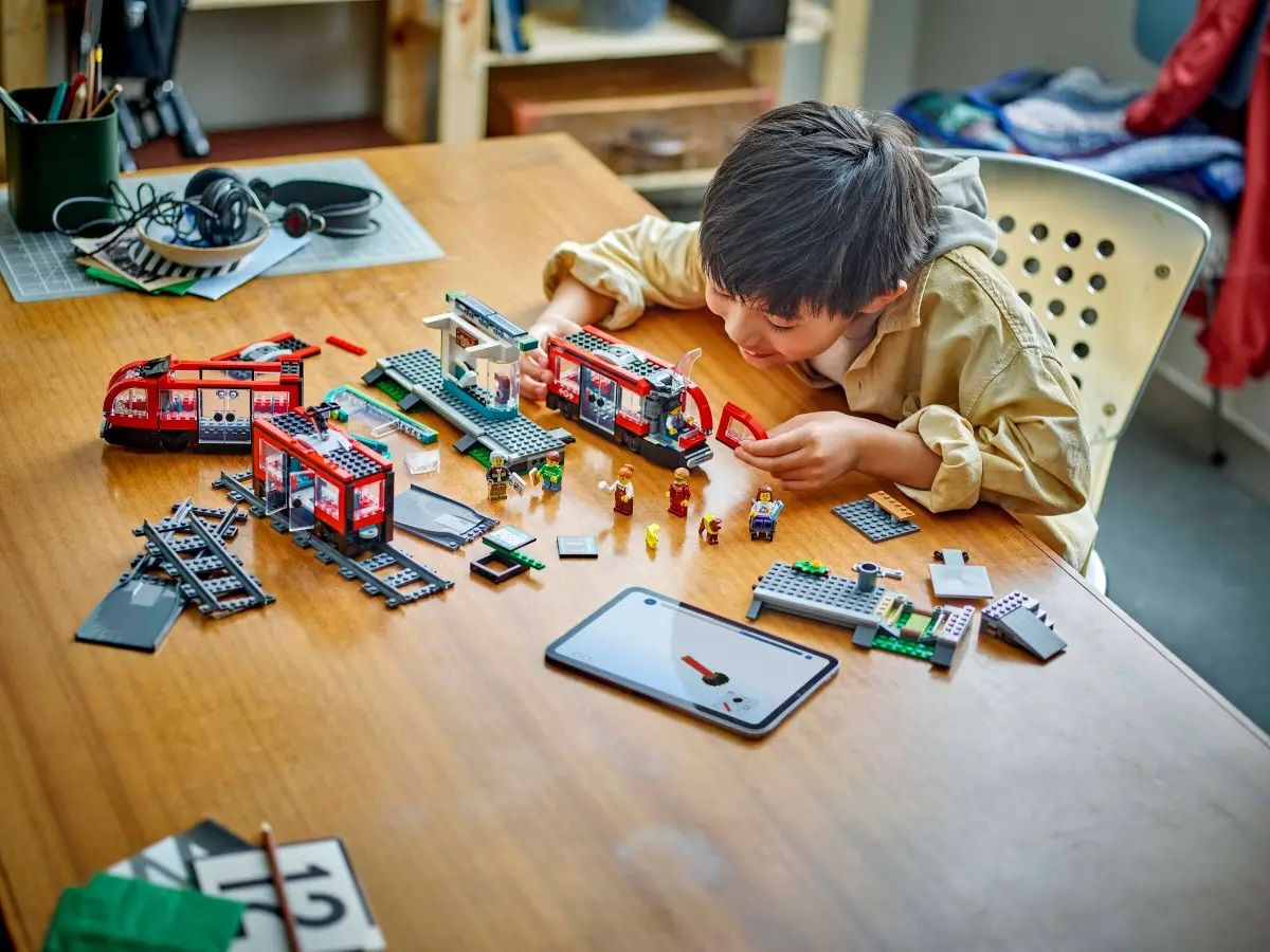 Конструктор LEGO City Трамвай і вокзал у центрі міста (60423)