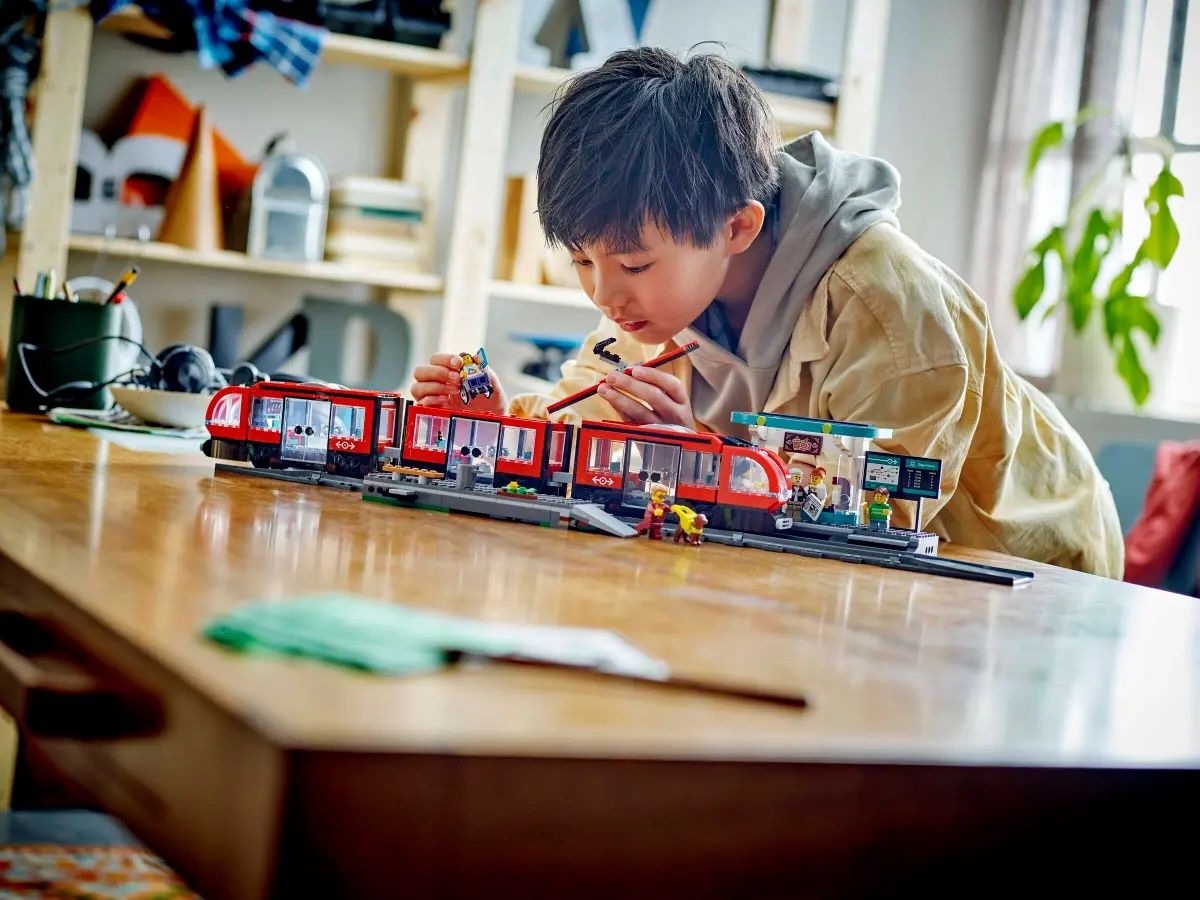 Конструктор LEGO City Трамвай і вокзал у центрі міста (60423)