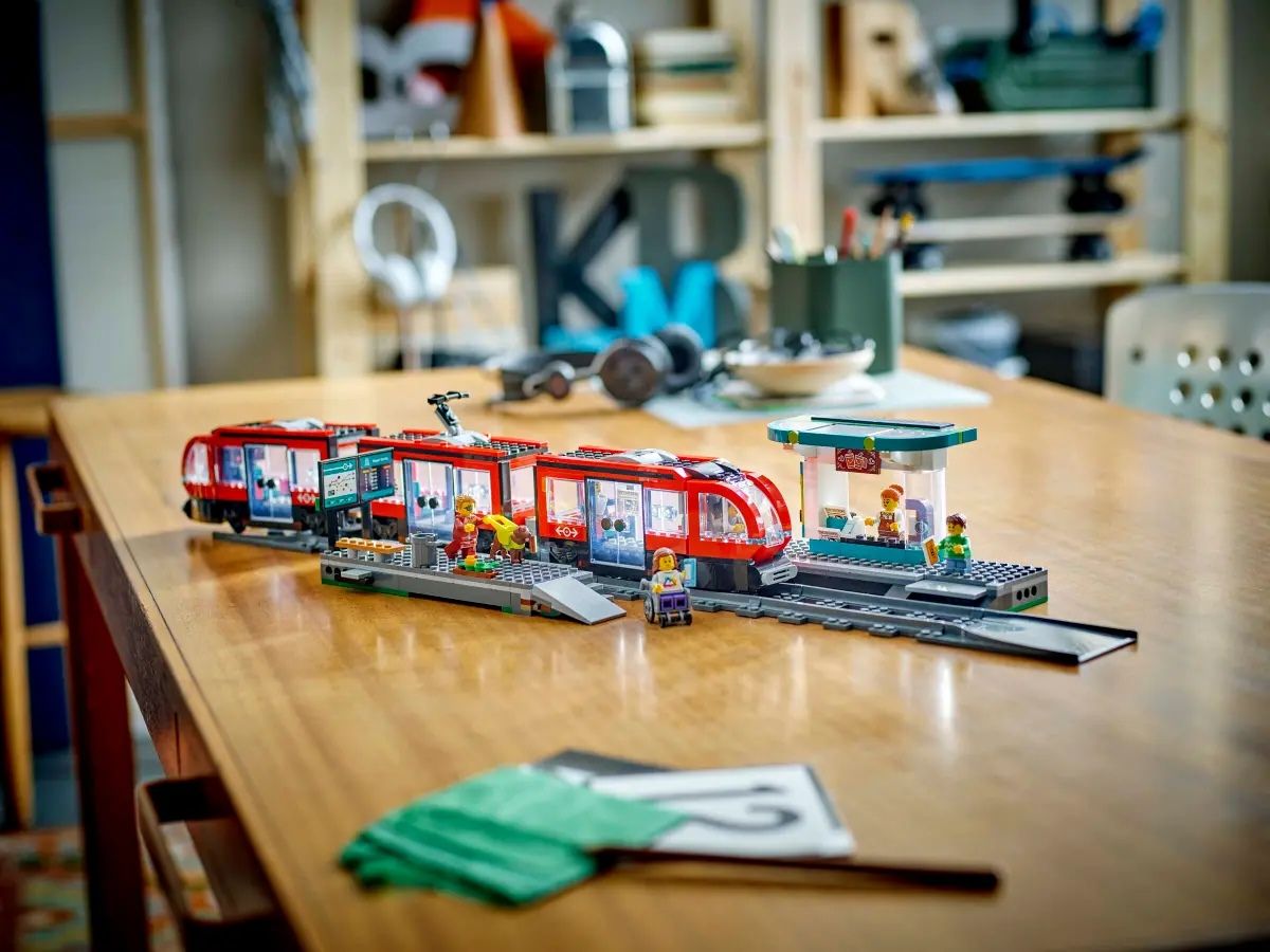 Конструктор LEGO City Трамвай і вокзал у центрі міста (60423)