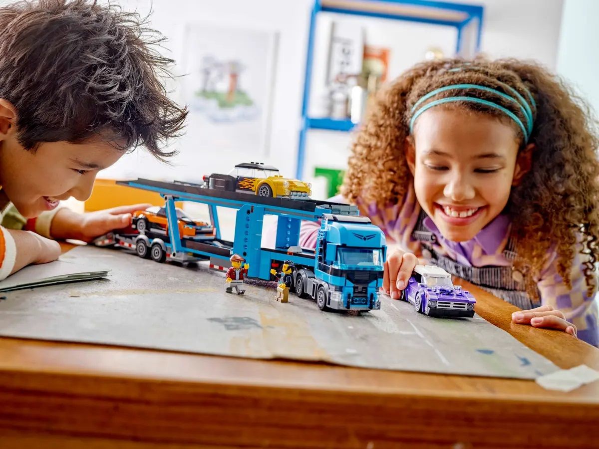 Конструктор LEGO City Вантажівка-транспортер зі спортивними авто (60408)