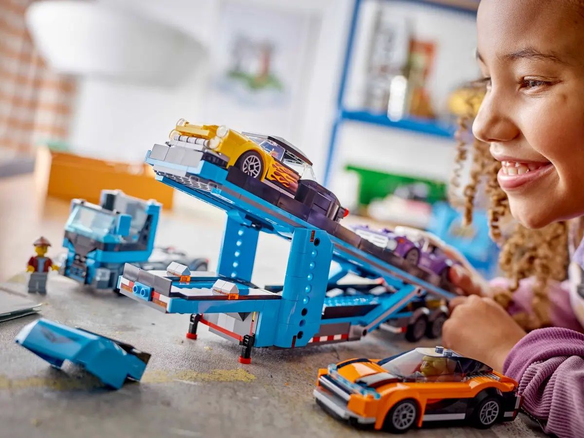 Конструктор LEGO City Вантажівка-транспортер зі спортивними авто (60408)