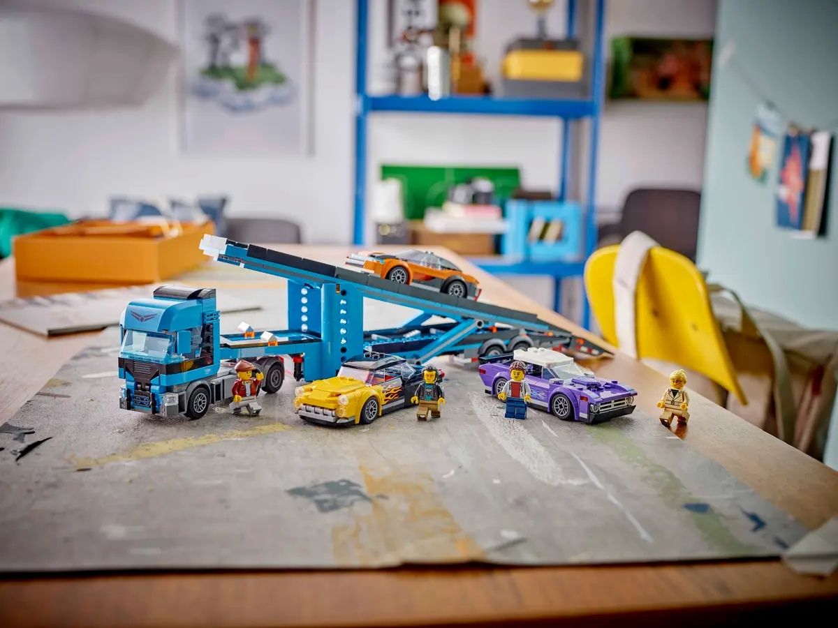 Конструктор LEGO City Вантажівка-транспортер зі спортивними авто (60408)
