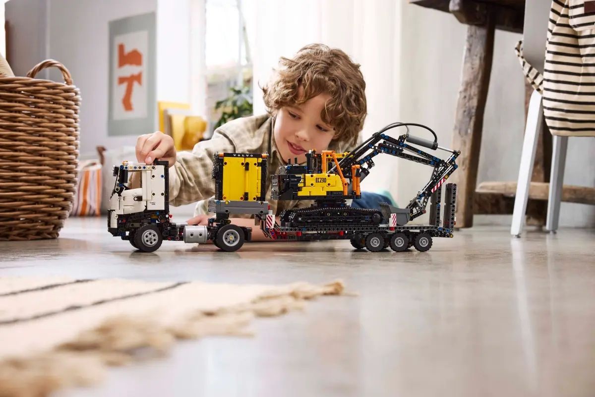 Конструктор LEGO Technic Вантажівка Volvo FMX і Електричний екскаватор EC230 (42175)