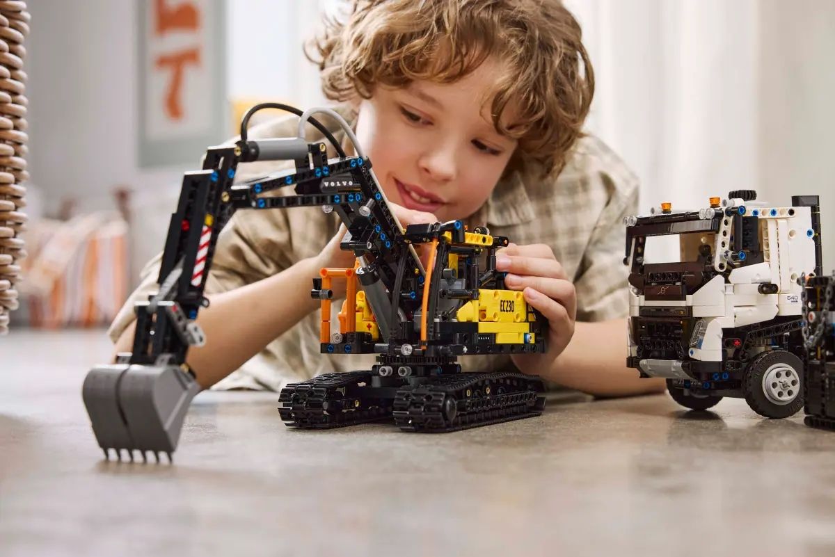 Конструктор LEGO Technic Вантажівка Volvo FMX і Електричний екскаватор EC230 (42175)
