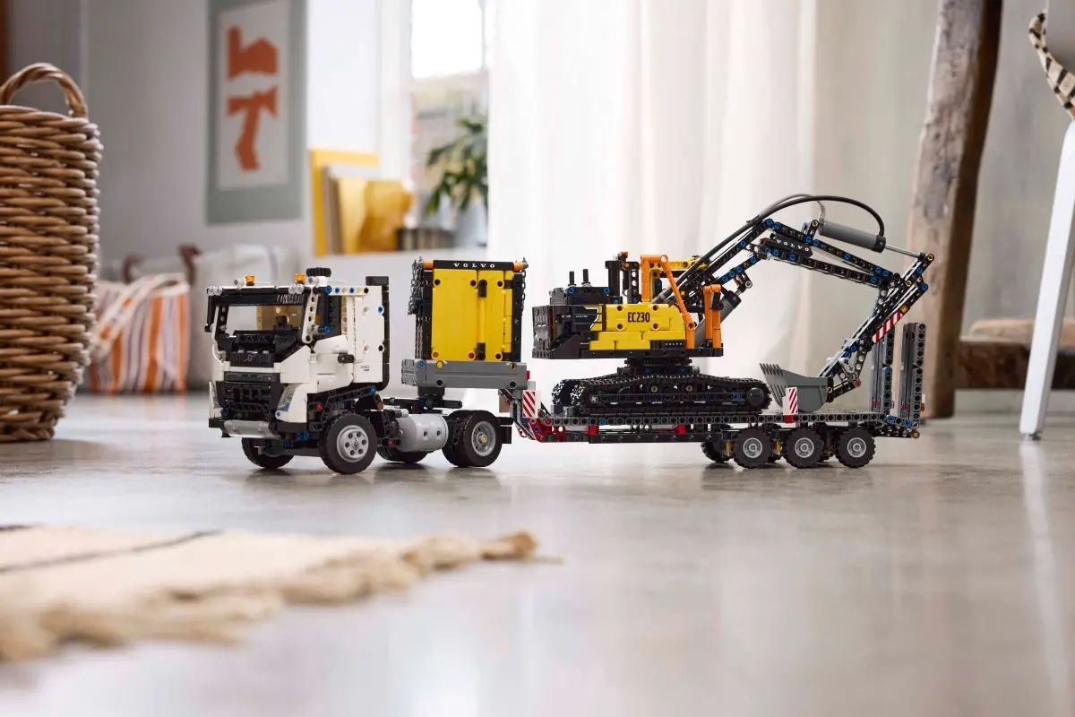 Конструктор LEGO Technic Вантажівка Volvo FMX і Електричний екскаватор EC230 (42175)