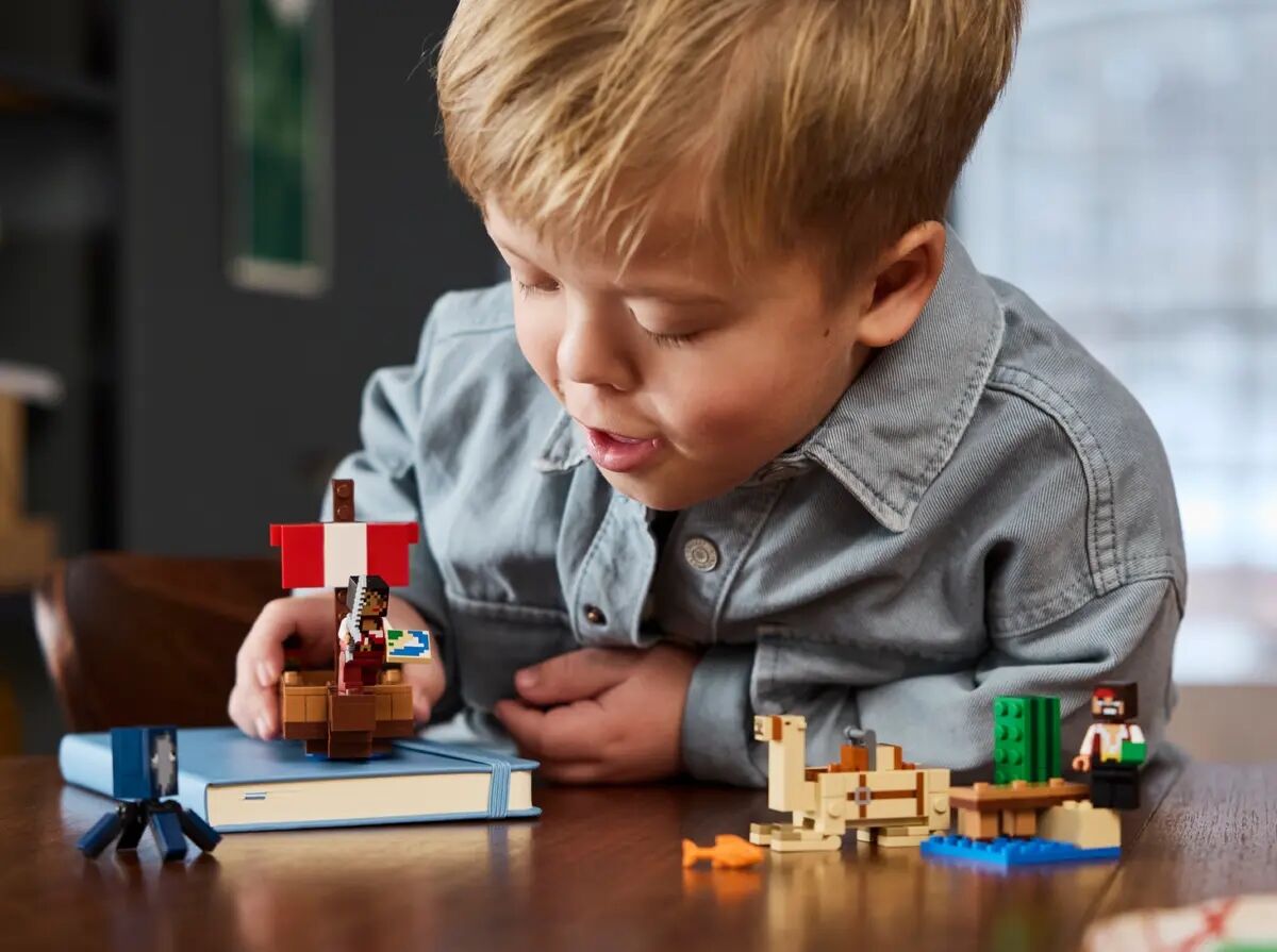 Конструктор LEGO Minecraft Подорож на піратському кораблі (21259)