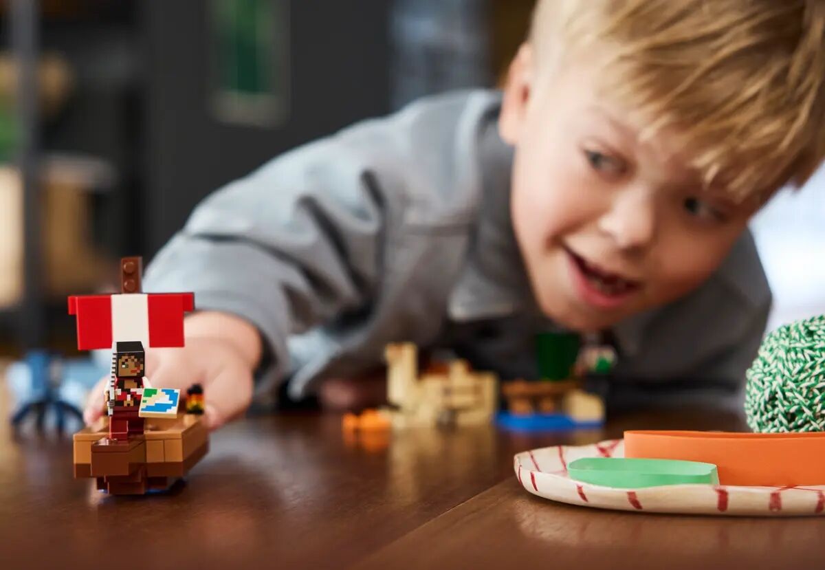 Конструктор LEGO Minecraft Подорож на піратському кораблі (21259)