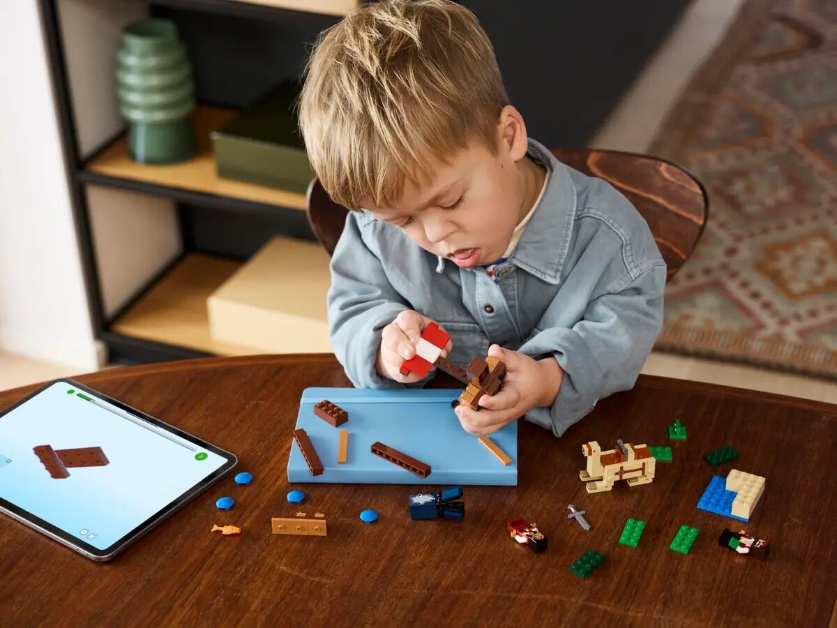 Конструктор LEGO Minecraft Подорож на піратському кораблі (21259)