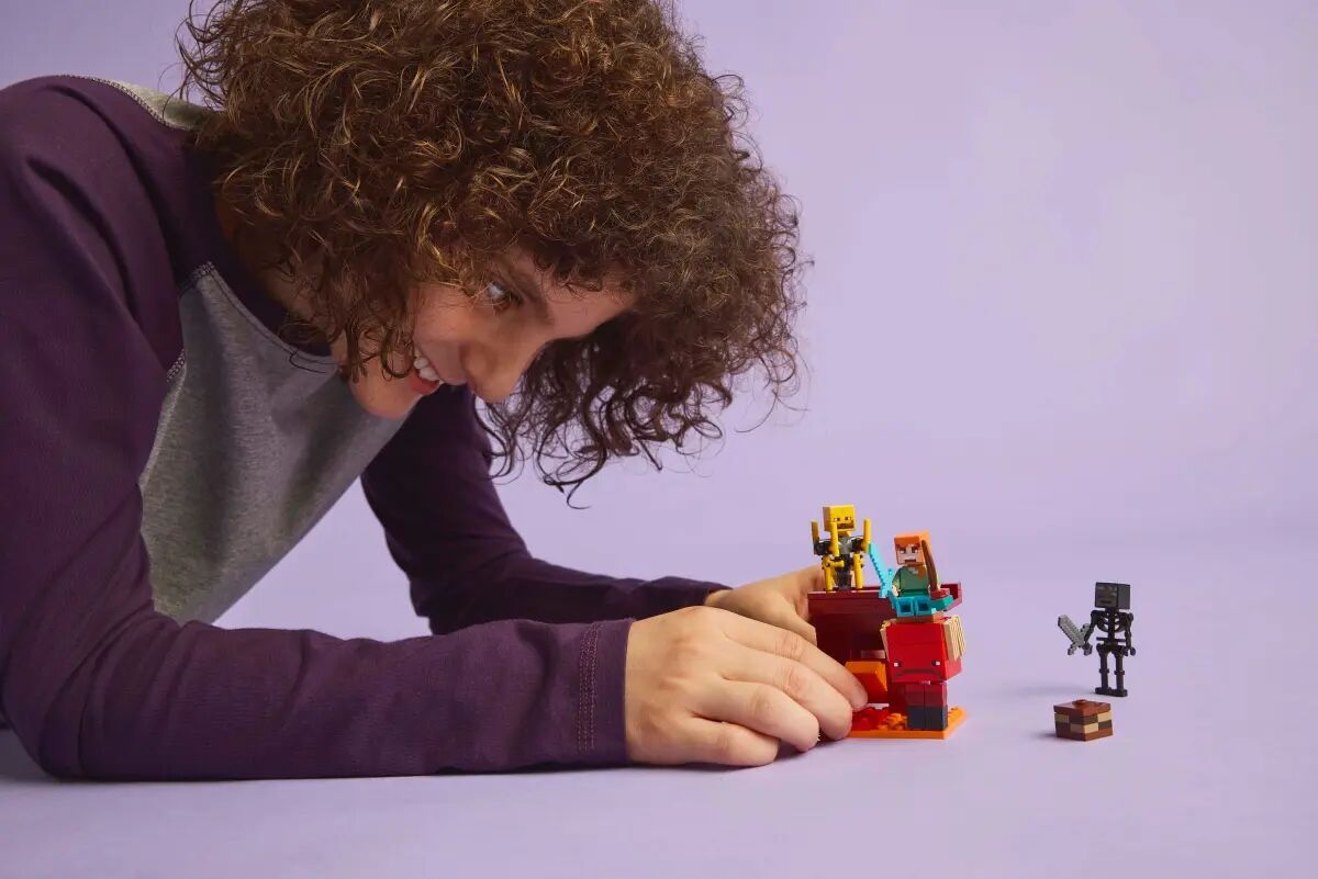 Конструктор LEGO Minecraft Битва з лавою у Незері (21266)