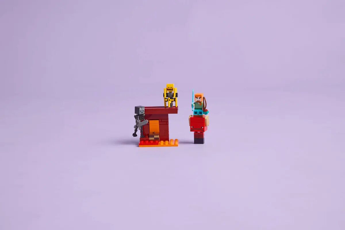 Конструктор LEGO Minecraft Битва з лавою у Незері (21266)