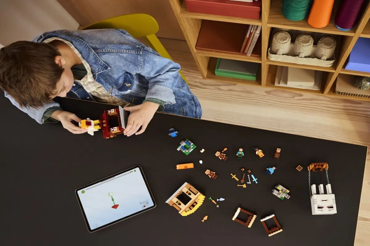 Конструктор LEGO Minecraft Напад на село з повітряною кулею Ґаст (21273)