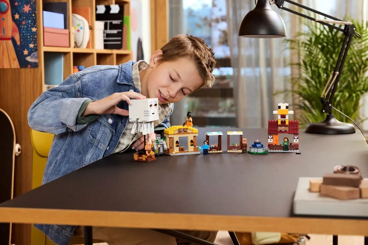 Конструктор LEGO Minecraft Напад на село з повітряною кулею Ґаст (21273)