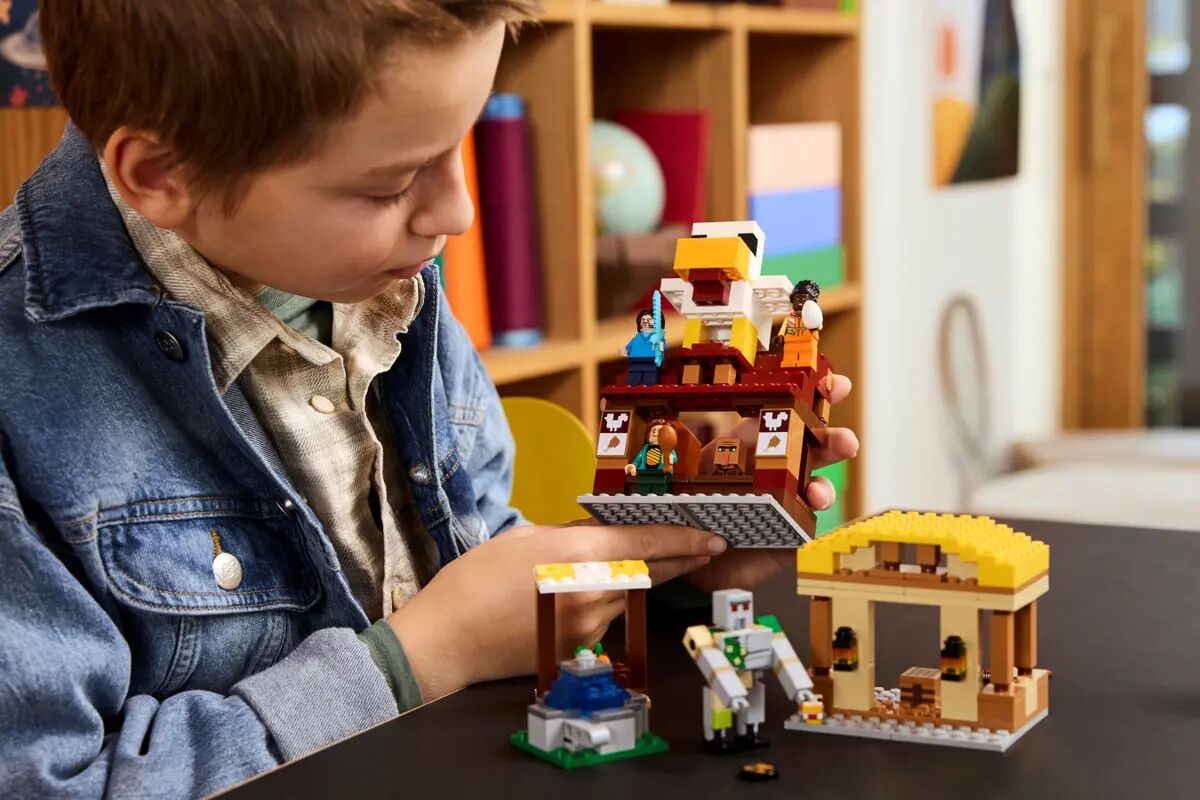 Конструктор LEGO Minecraft Напад на село з повітряною кулею Ґаст (21273)
